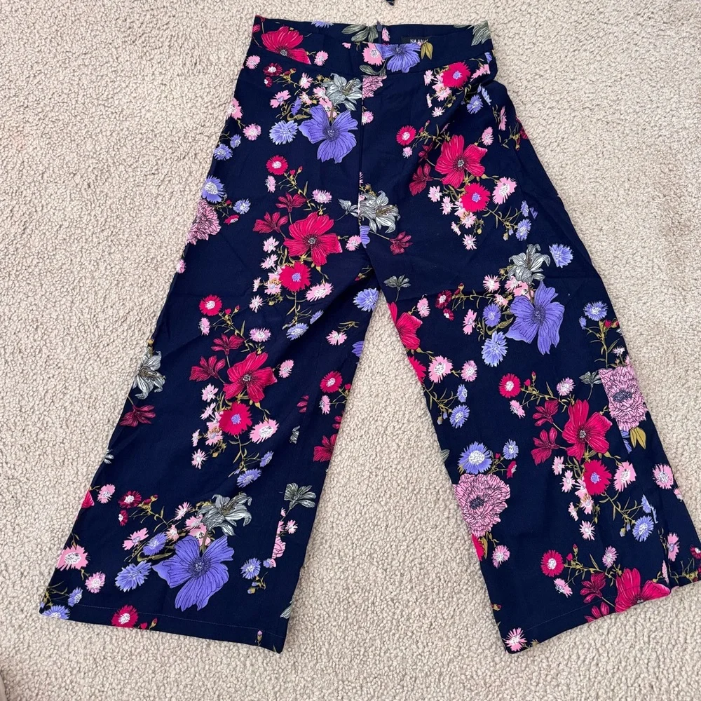 Floral two piece crop top and pant set - Picture 6 of 6